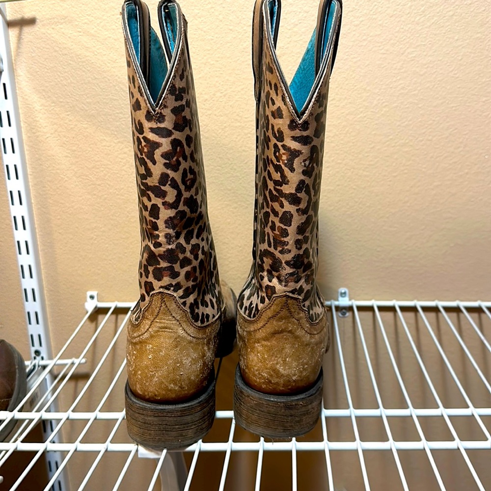 Ariat boots size 10. I only wore once . Great condition .